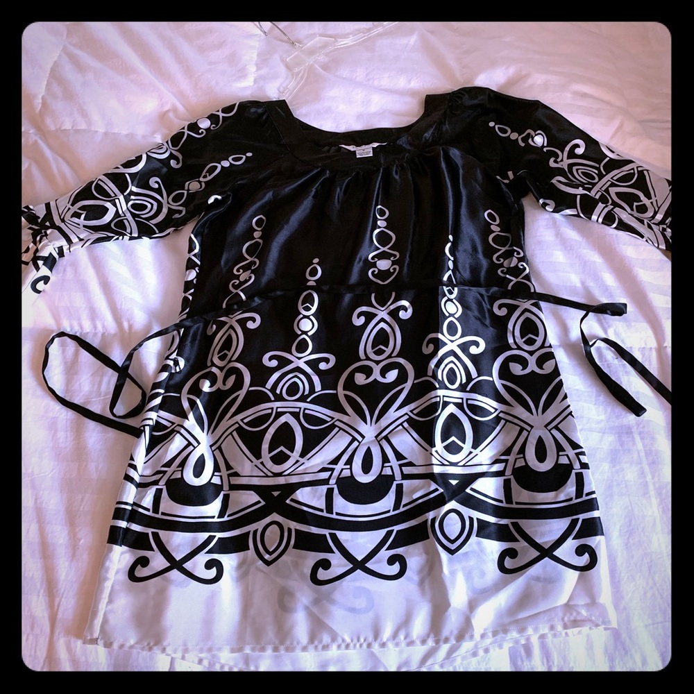 Black &white Tunic/Dress w/Belt Neo Classic. Pair with booties , flat or heels
